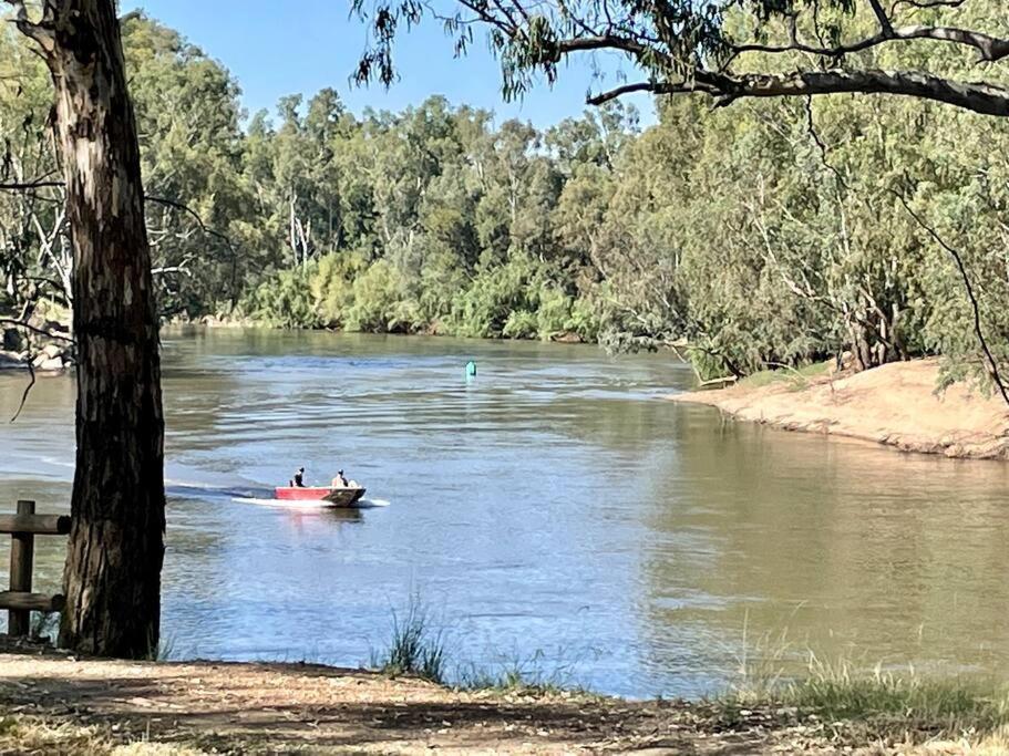 “Riverbank Retreat” Central Unit On The River Wagga Wagga Exterior foto
